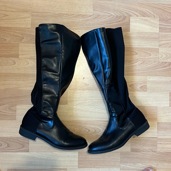 Black boots - Picture 1 of 1